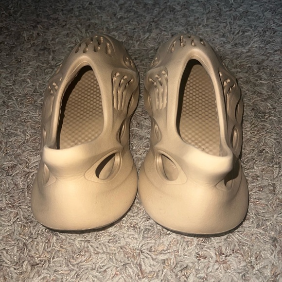 Yeezy Foam Runner ‘Ochre’ - Picture 3 of 5